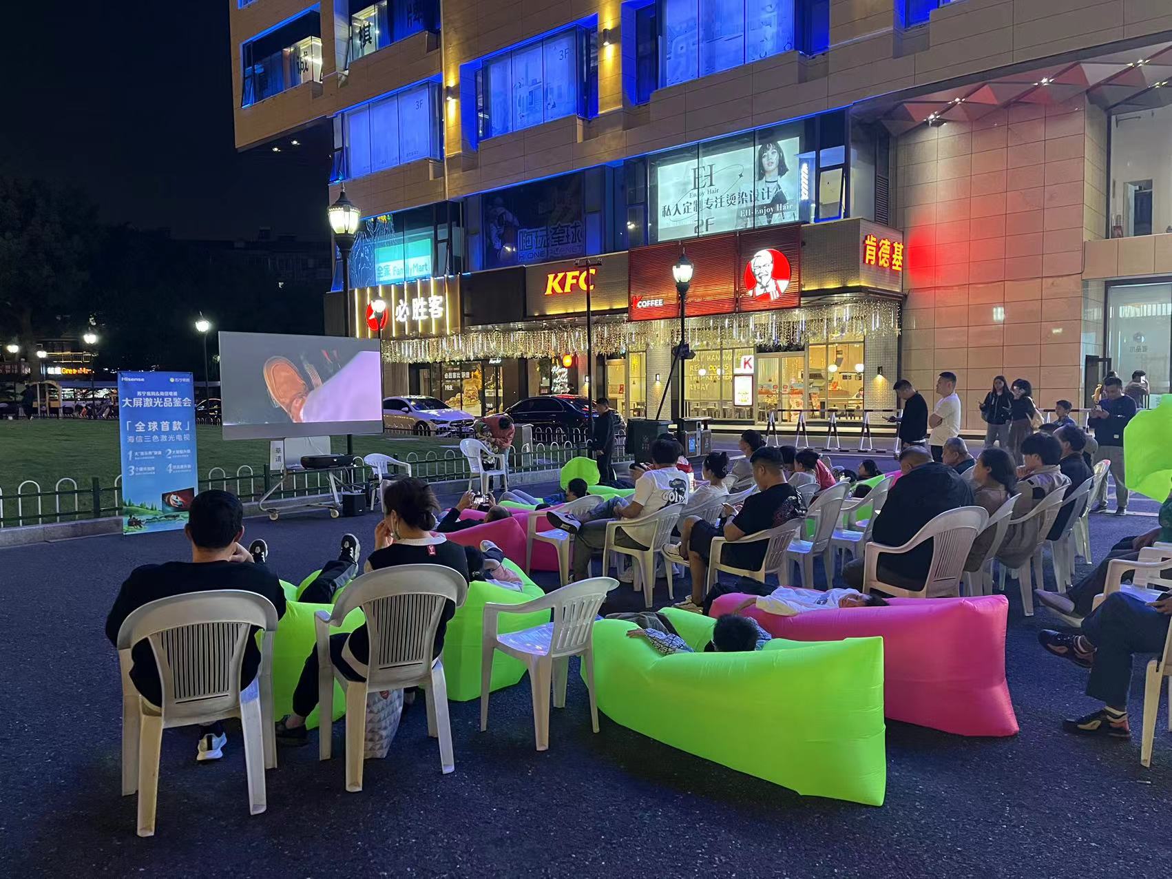 水晶城露天電影盛宴，歡聲笑語(yǔ)中感受夜晚魅力