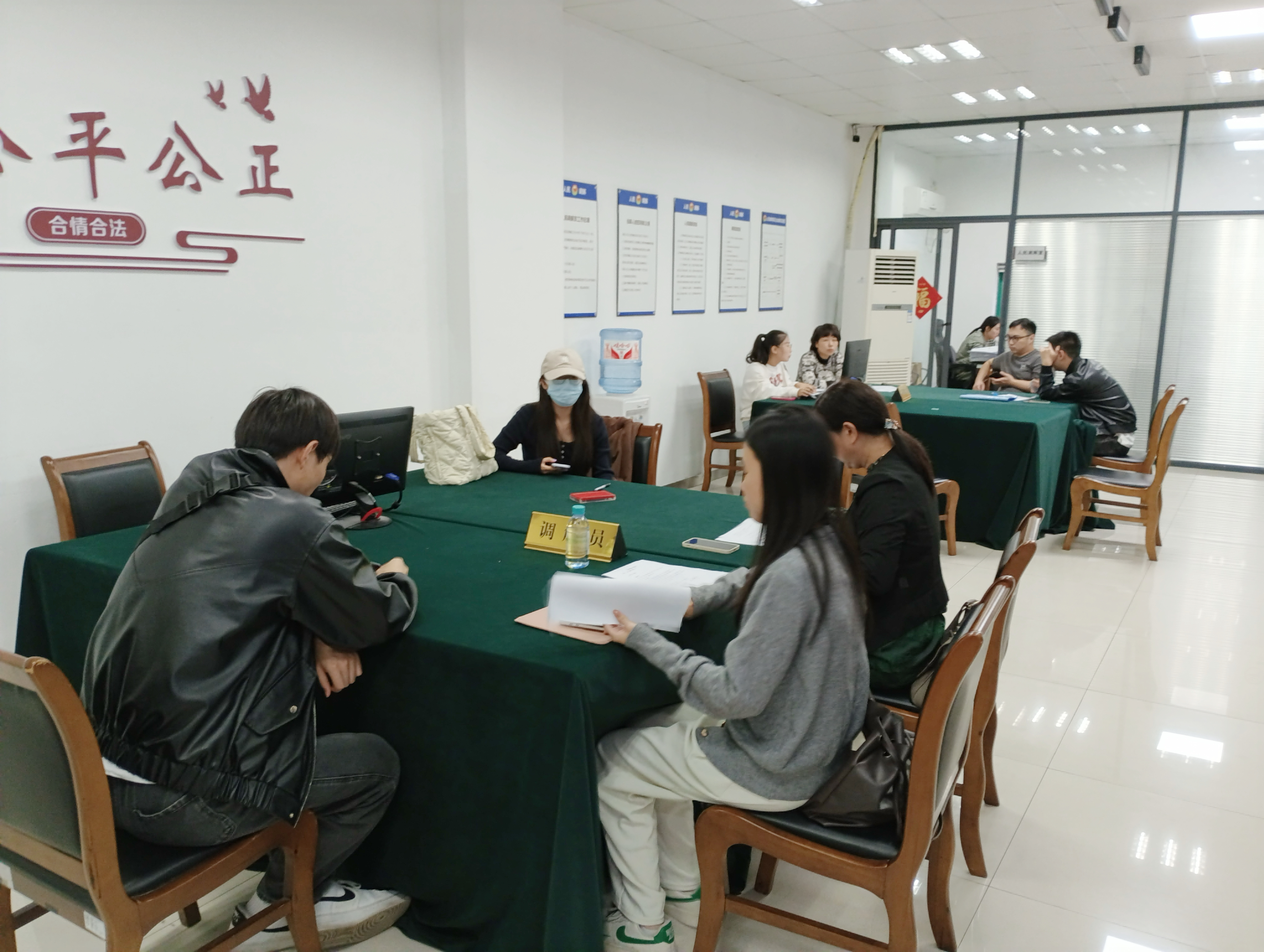 調解顯溫情，商業洪流中的信任與重生